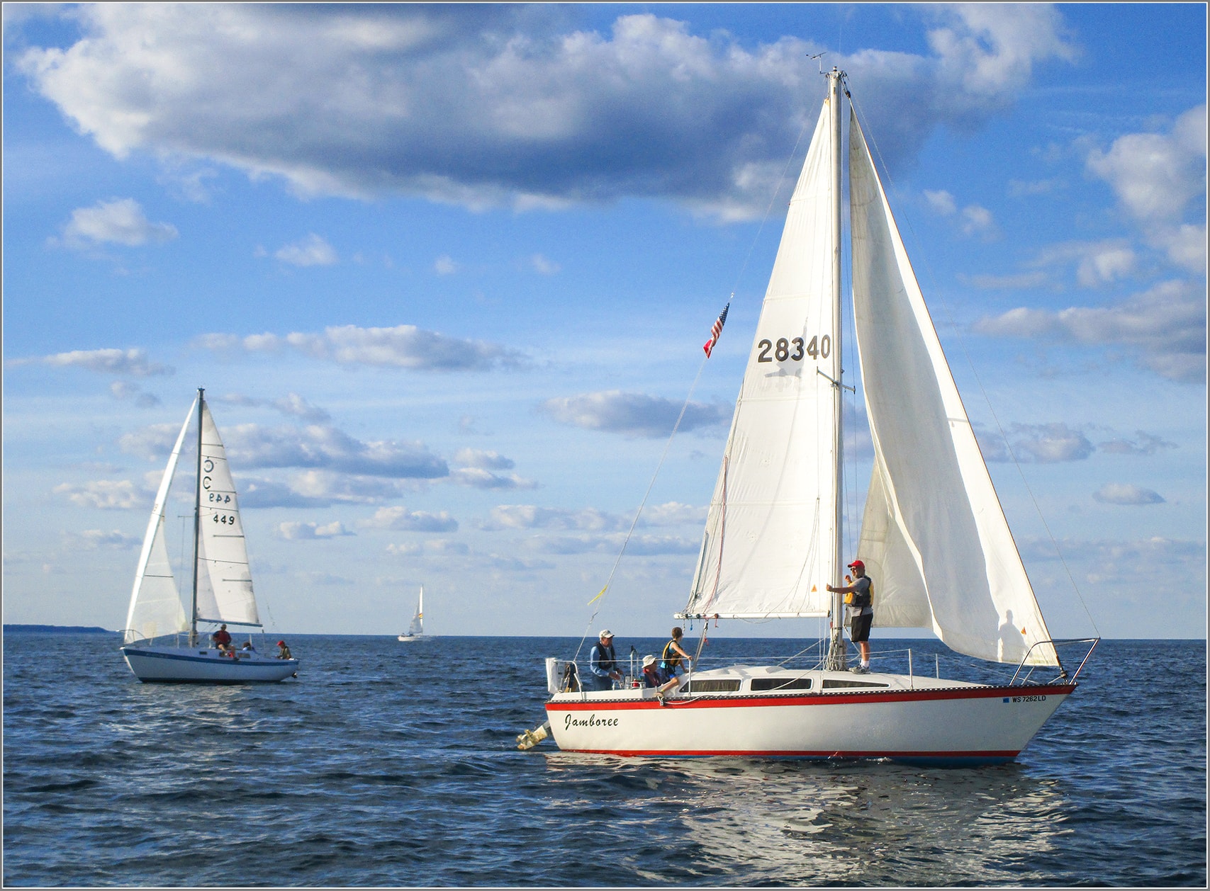 Jamboree 28340 red stripe multiple boats racing