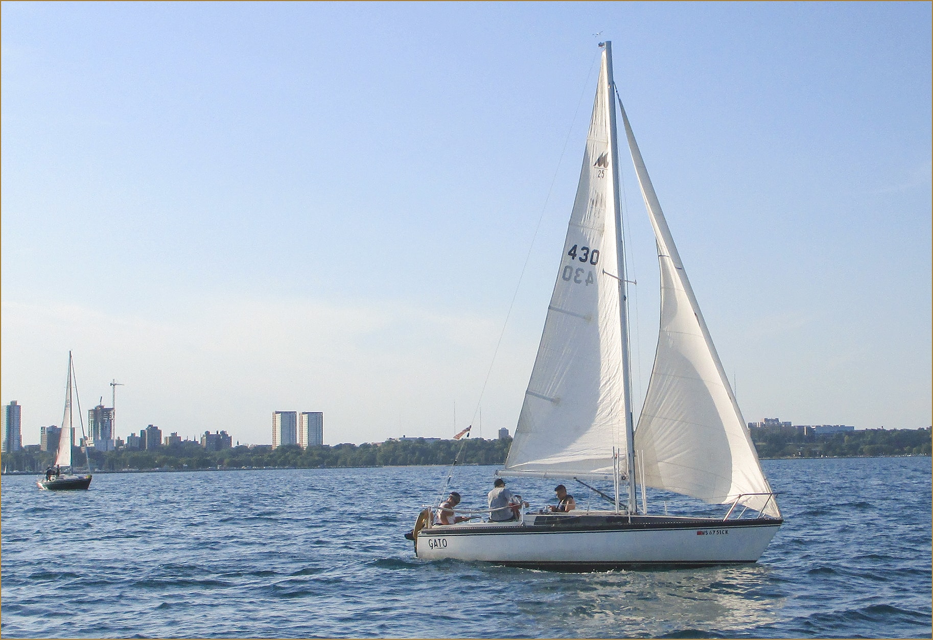 Gato 430 racing with Milwaukee skyline in background